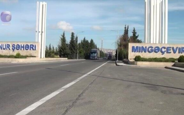 Mingəçevirdə dəhşətli hadisə: Ər arvadını bağçanın qarşısında bıçaqladı - Video