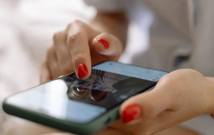 Direktorun otağında canlı yayım açan müəllim işdən çıxarıldı