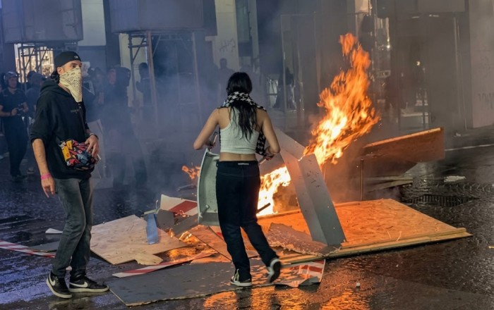 Milanda qiymət artımına etiraz edənlər mağazaları qarət etdilər -