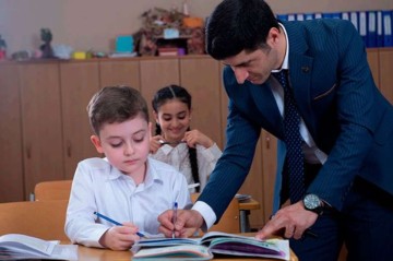 Tamştatlı müəllim sistemi: Kimlərin maaşı artacaq, kimlər işsiz qala bilər?