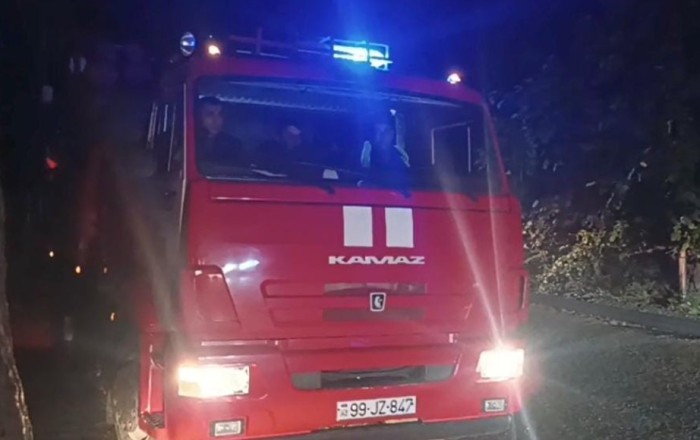 Tovuzda yaşayış binasına ildırım düşdü, yanğın başladı -