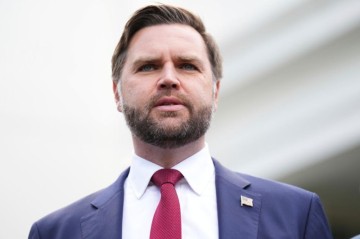 Вэнс считает, что действия ВС США в Ормузском проливе предотвращают рост цен на бензин