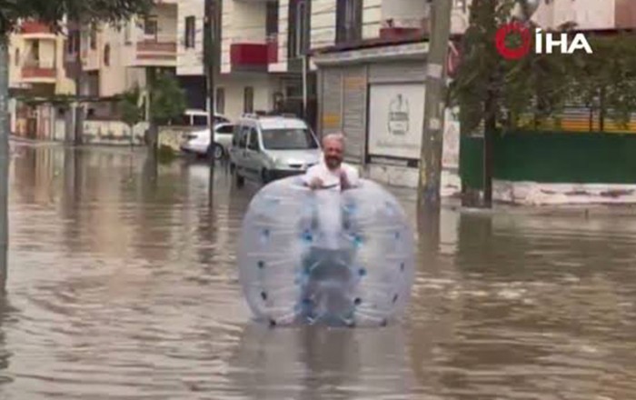 Seldə hərəkət etmək üçün bu üsula əl atdı - Video