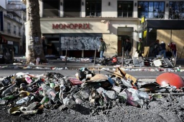 Bricit Makronun qohumunun mağazasını 36 polis qorudu: Fransızlar ələ salır