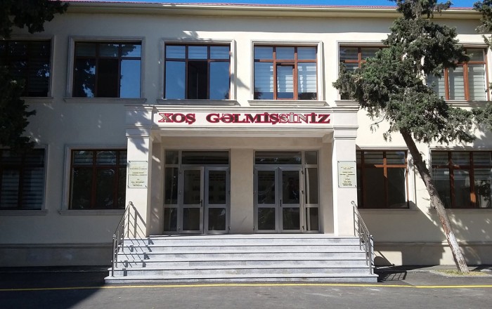 “1150 yerlik məktəbdə 3 mindən çox şagird oxuyur”