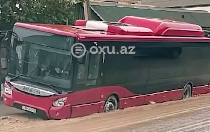 Avtobus yolda yaranan çuxura düşdü - Video