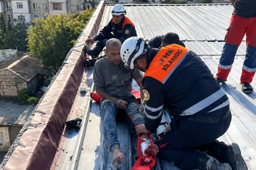 В Сумгайыте спасатели МЧС сняли с крыши получившего травмы мужчину - Видео