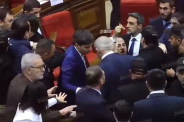 Andranikin burnu qanayıb, Rubenin paltarı cırılıb: Ermənistan parlamentindəki davanın təfərrüatı