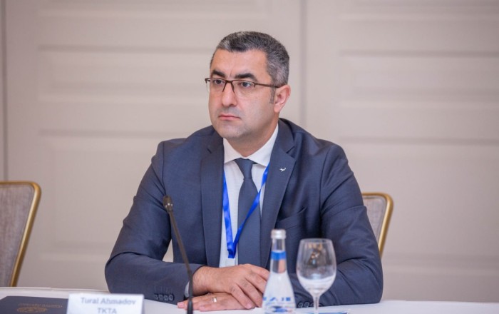 "Ayağı universitetə dəyməyib, əlində diplomu var" -