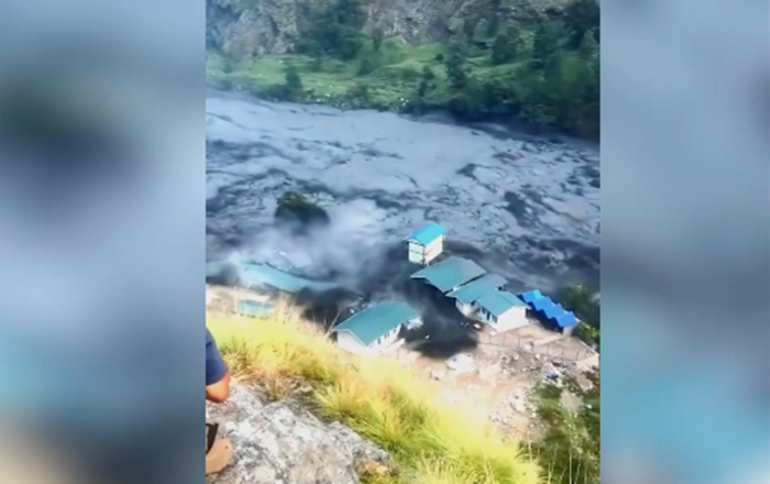 Nepalda çay məcrasından çıxdı, qarşısına gələni məhv etdi - Video
