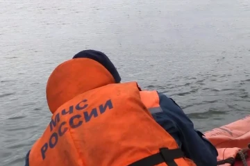 В акватории Каспийского моря перевернулась лодка с людьми