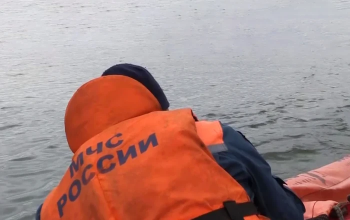 В акватории Каспийского моря перевернулась лодка с людьми