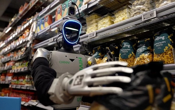 Robotlar supermarketlərdə gecə növbəsinə hazırlaşır