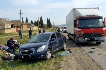 Azərbaycanda DƏHŞƏTLİ QƏZA: Yük maşınının vurduğu avtomobil piyadalara çırpıldı - Ölənlər var