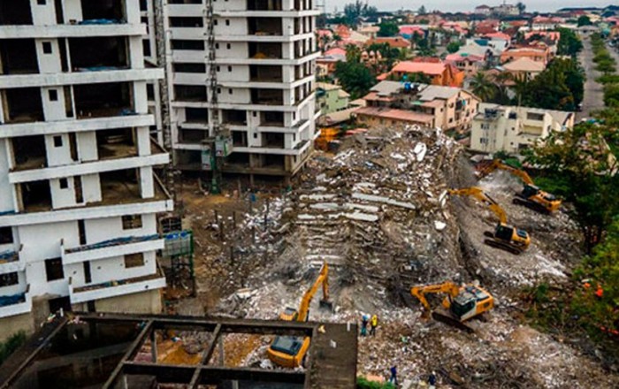 Nigeriyada tikintisi gedən çoxmərtəbəli bina uçub