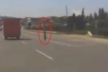 Yük maşınının qapısı sınıb yola düşdü — video