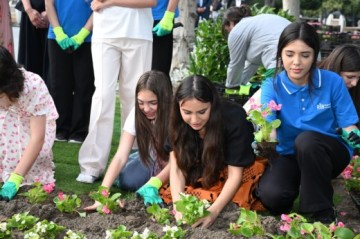 Leyla Əliyeva və Arzu Əliyeva Bakı Bulvarında mövsümi güllərin əkilməsi aksiyasında iştirak ediblər