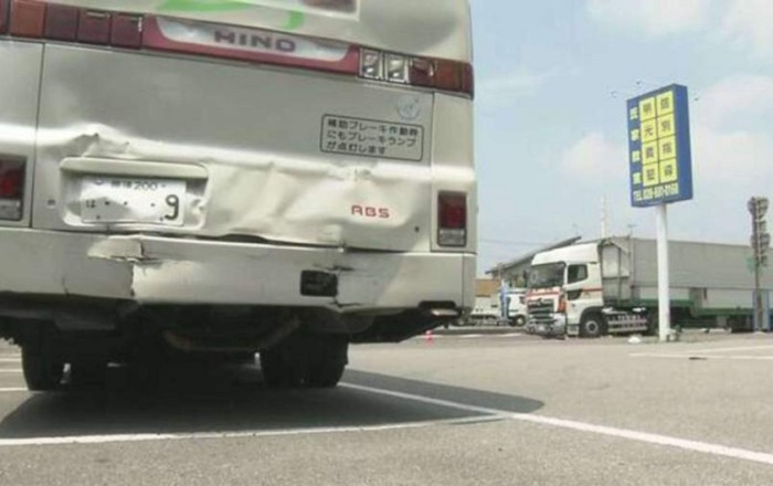 Yaponiyada avtobusla yük maşını toqquşub, 9 nəfər xəsarət alıb