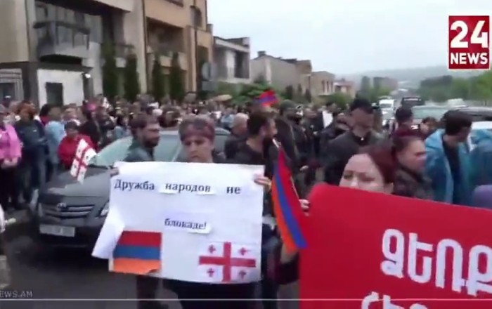 Ermənilər Gürcüstana qarşı AYAĞA QALXDI: Səfirlik qarşısında etiraz -