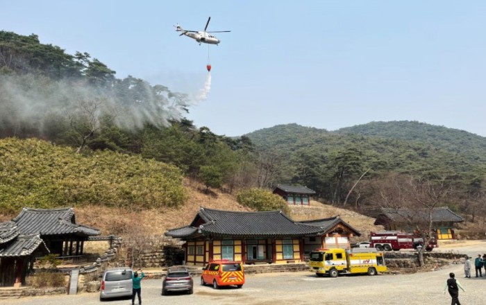 Cənubi Koreyada meşə yanğınlarının söndürülməsində iştirak edən helikopter qəzaya uğrayıb