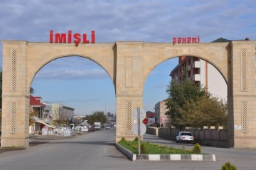 İmişlinin deputatı bayraq skandalından danışdı -