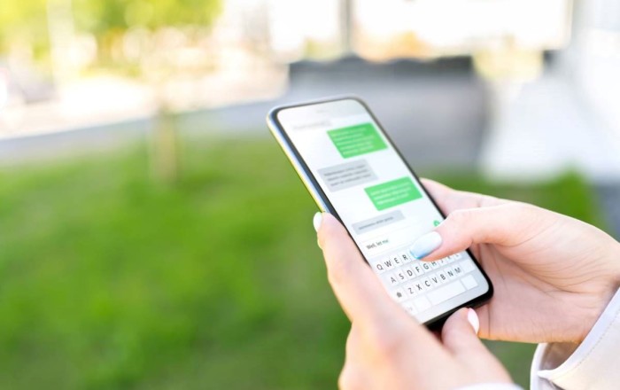 Qubada gənc qız telefonla oynadığına görə döyüldü