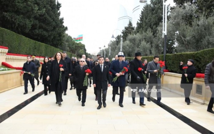 Diplomatic corps in Azerbaijan visits Alley of Martyrs on January 20 anniversary -PHOTO