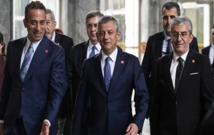 Özgür Özel və komandası CHP-də qurultaya getmək üçün partiya məclisindən istefa verib