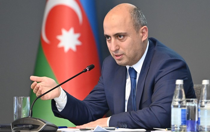 Nazirdən məktəblərdə rus bölmələrinin bağlanması məsələsinə -