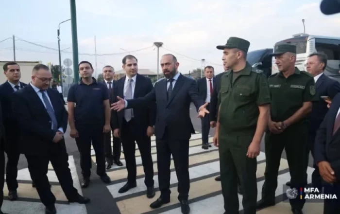 Ararat Mirzoyan erməni diplomatlarla birgə Ermənistan-Türkiyə sərhəd-keçid məntəqəsinə baş çəkib
