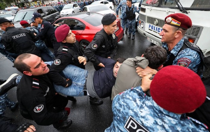 İrəvanda polis itaətsizlik aksiyasının 60-dan çox iştirakçısını saxlayıb -