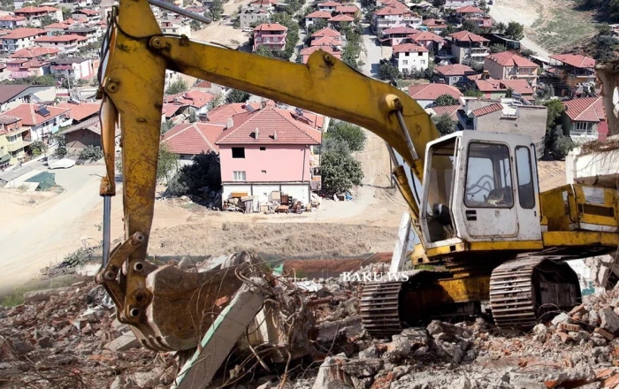 Bakıda söküntü zamanı insident - Şirkətin ekskavatoru yandırıldı, həbs edilən var