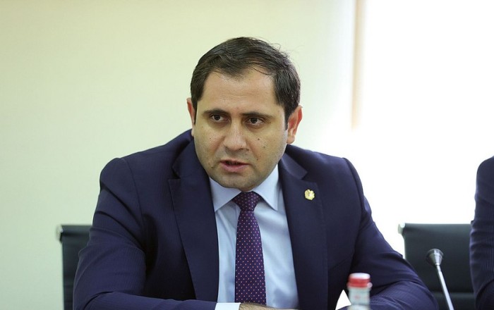 Ermənistan müdafiə naziri Almaniyaya işgüzar səfərə yollanıb