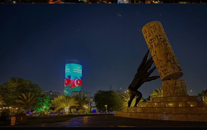 Bağdadın ən hündür binalarından biri Azərbaycan bayrağı ilə işıqlandırılıb