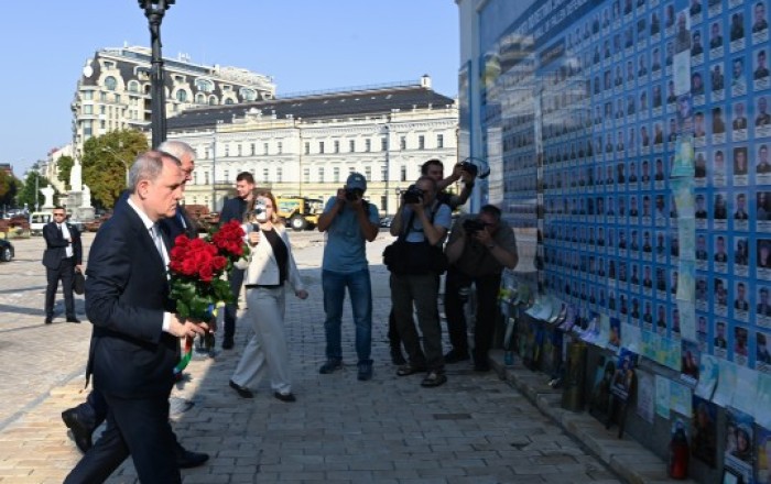 Ceyhun Bayramov Ukraynanın müharibədə həlak olmuş müdafiəçilərinin xatirə memorialını ziyarət edib