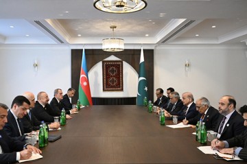 Prezident Şahbaz Şəriflə görüşdü -