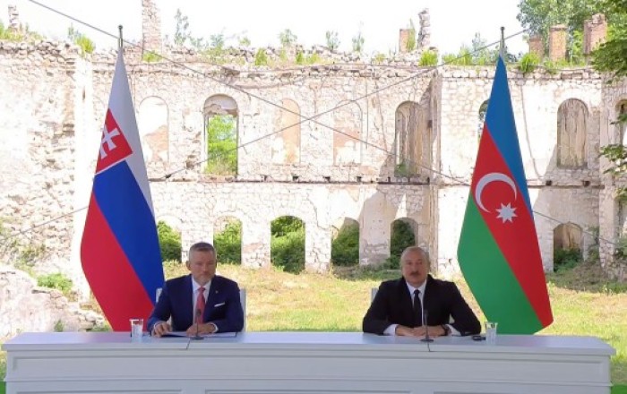 Prezident İlham Əliyev və Slovakiya Prezidenti Şuşada mətbuata bəyanatlarla çıxış edirlər -