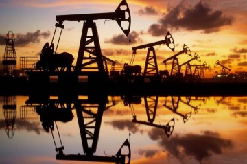 Oil falls 2% on easing supply concern after US, Iran agree to talks