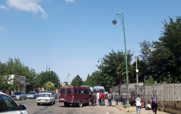 Biləsuvarda minik avtomobili ilə mikroavtobus toqquşub, xəsarət alanlar var