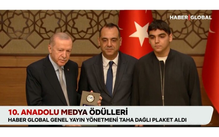 Ərdoğan "Haber Global"ın iki əməkdaşına mükafat təqdim edib